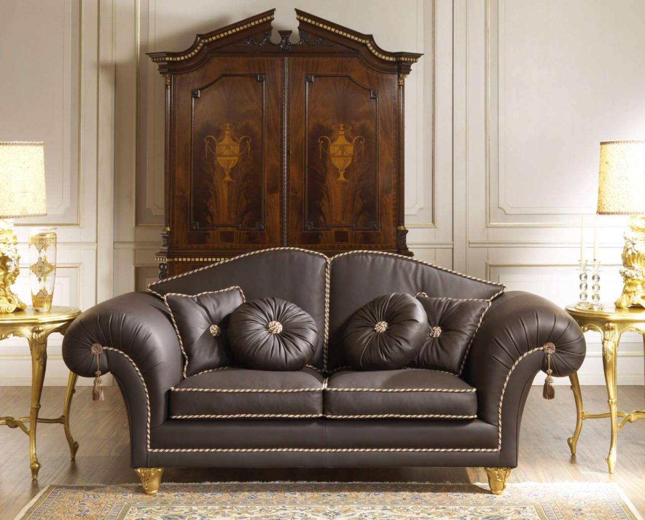 Sofa in leather for a luxury living room | Vimercati Classic Furniture Luxurious leather sofa furniture for modern homes